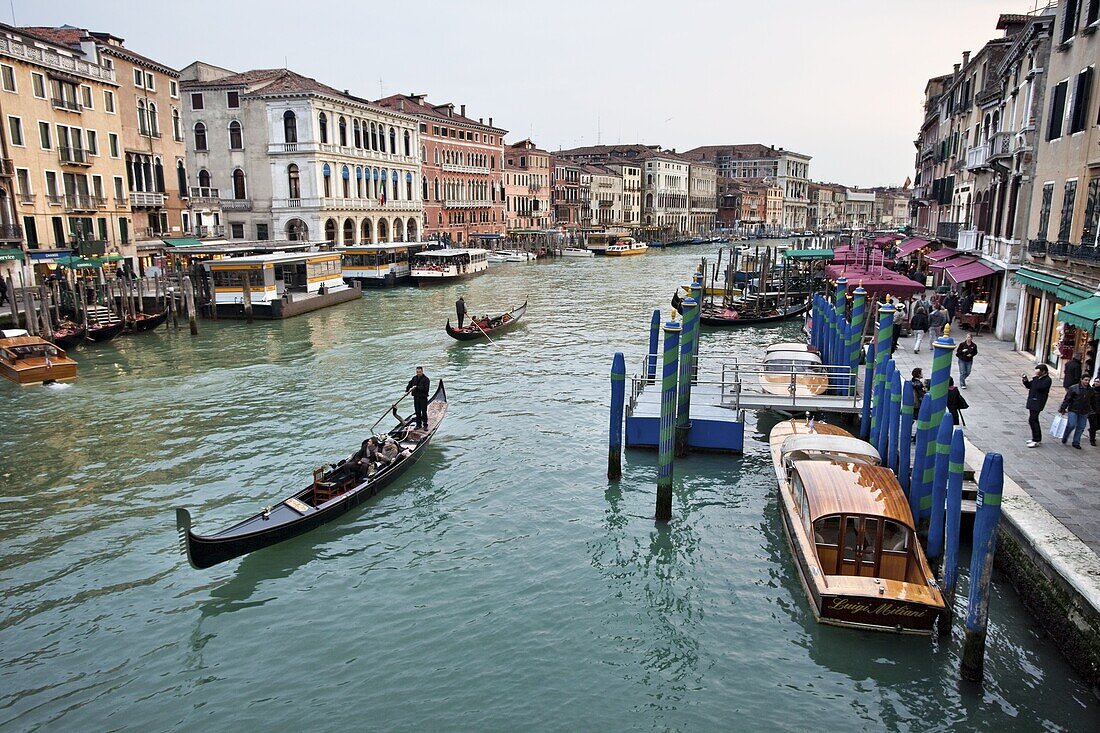 Evening traffic on Grand Canal beside the Rialto Bridge, Venice, UNESCO World Heritage Site, Veneto, Italy, Europe