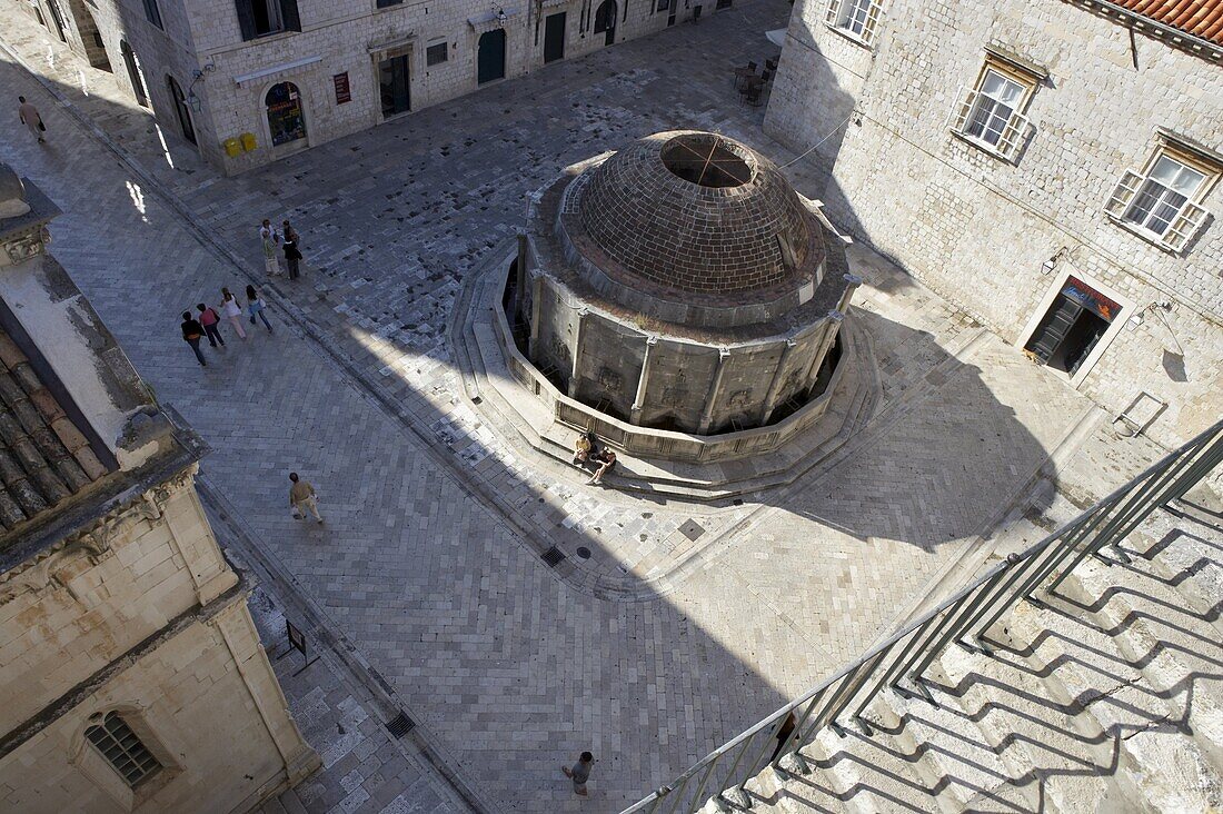 Onofrio's Big Fountain, in the Stradun (main street), Dubrovnik, Dalmatia, Croatia, Europe