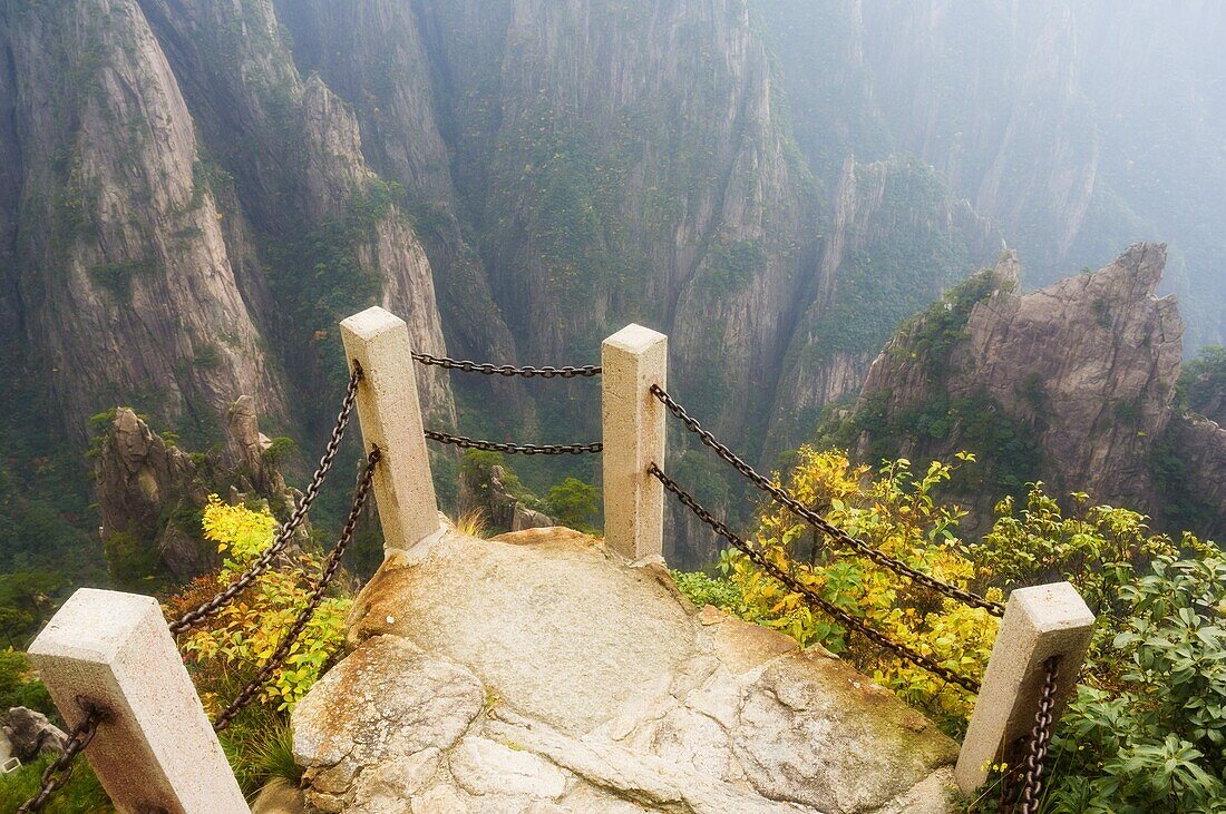 Footpath, Xihai (West Sea) Valley, Mount Huangshan (Yellow Mountain), UNESCO World Heritage Site, Anhui Province, China, Asia