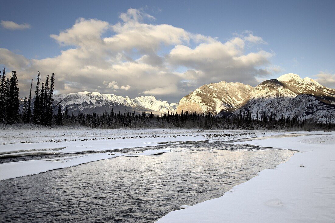 Fiddle River and Bosche Range in winter, Jasper National Park, UNESCO World Heritage Site, Rocky Mountains, Alberta, Canada, North America
