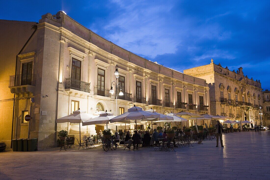 Cafe in the evening, Palazzo Beneventano del Bosco, Piazza Duomo, Ortygia, Syracuse, Sicily, Italy, Europe