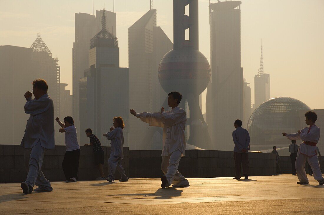 Morning exercise against the background of Lujiazui Finance and trade zone, with Oriental Pearl Tower, Shanghai, China, Asia