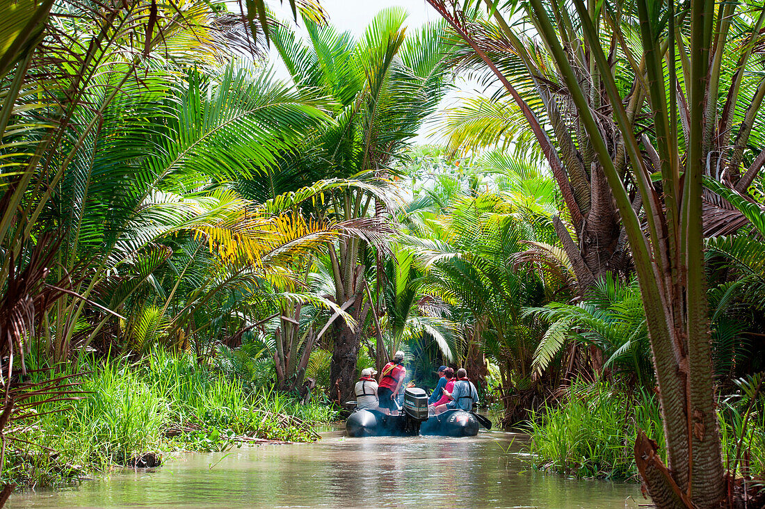 Menschen bei einem Ausflug in den Dschungel im Zodiac Schlauchboot von Expeditions Kreuzfahrtschiff MS Hanseatic (Hapag-Lloyd Kreuzfahrten), Kopar, East Sepik Provinz, Papua-Neuguinea, Südpazifik
