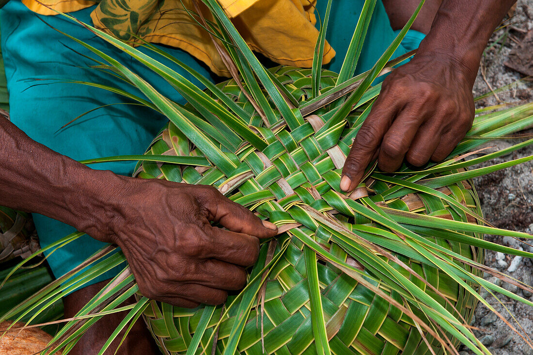 Hände weben Korb aus Pandanus, Insel Nendo, East New Britain Provinz, Papua-Neuguinea, Südpazifik