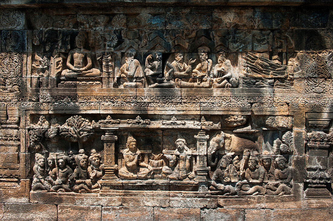 Detail von Wandrelief an der buddhistischen Tempelanlage Borobodur, Borobodur, Zentraljava, Java, Indonesien, Asien