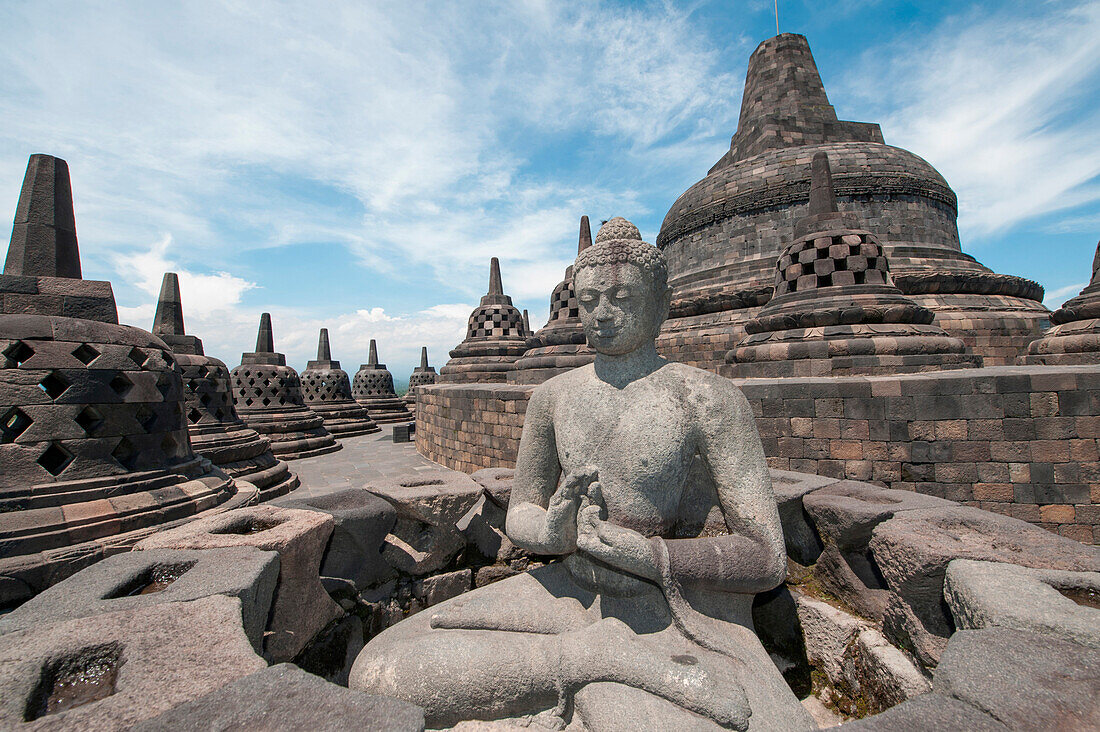 Stupas an der buddhistischen Tempelanlage Borobodur, Borobodur, Zentraljava, Java, Indonesien, Asien