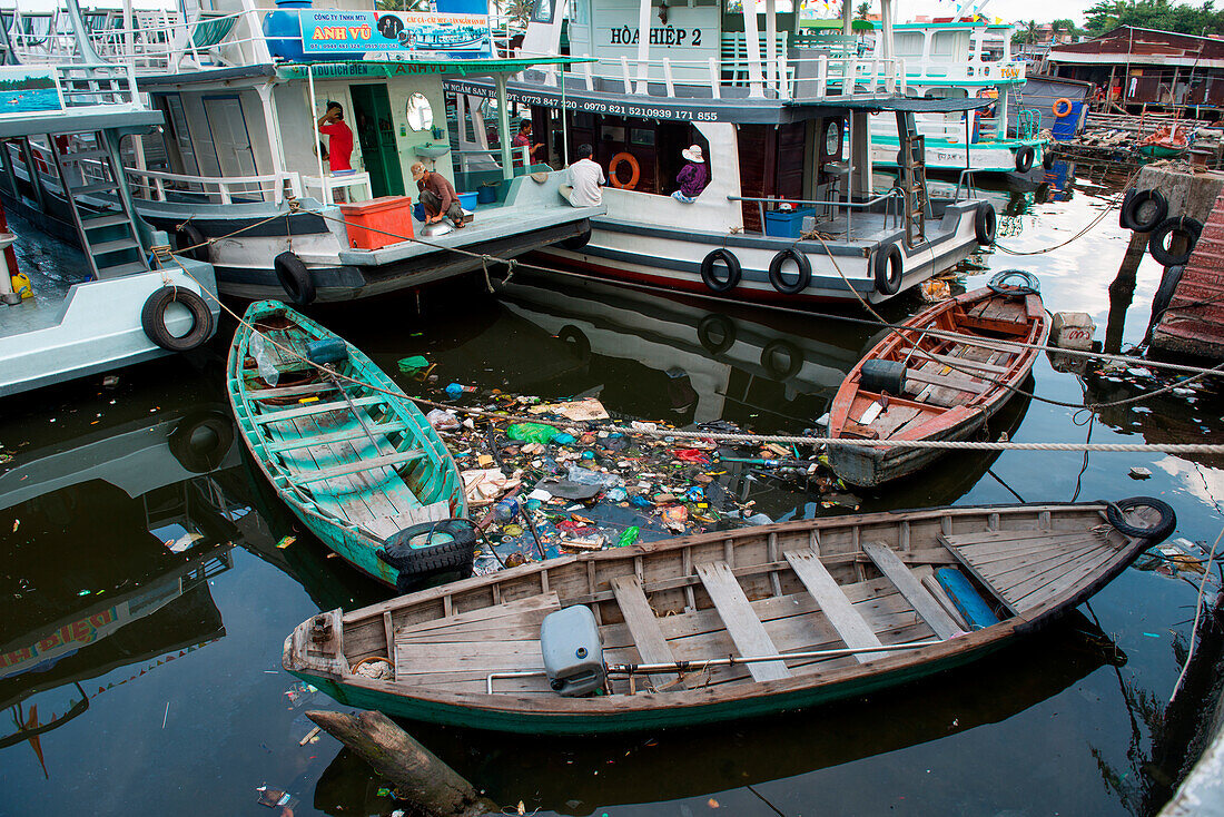 Müll treibt inmitten von Booten im Hafenbecken, Phu Quoc, Mekong Delta, Vietnam, Asien