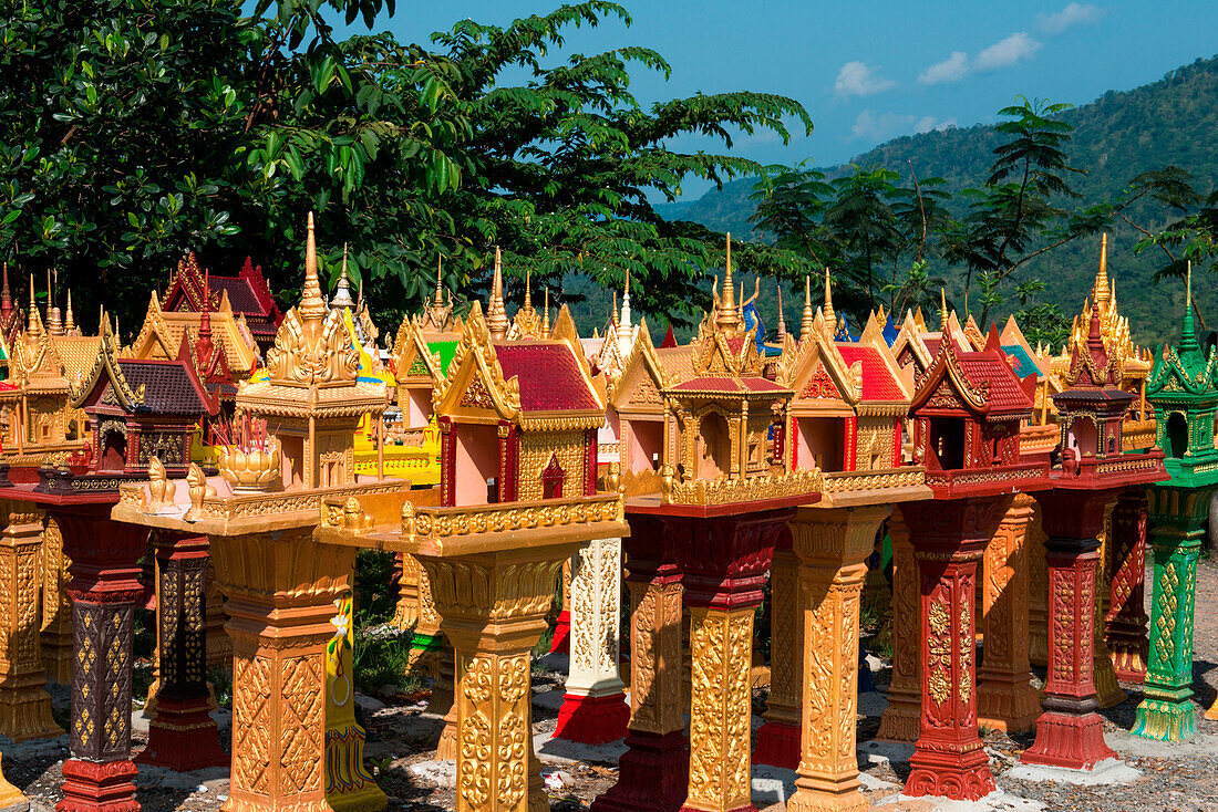 Farbenfrohe Altare, Phnom Penh, Phnom Penh, Kambodscha, Asien