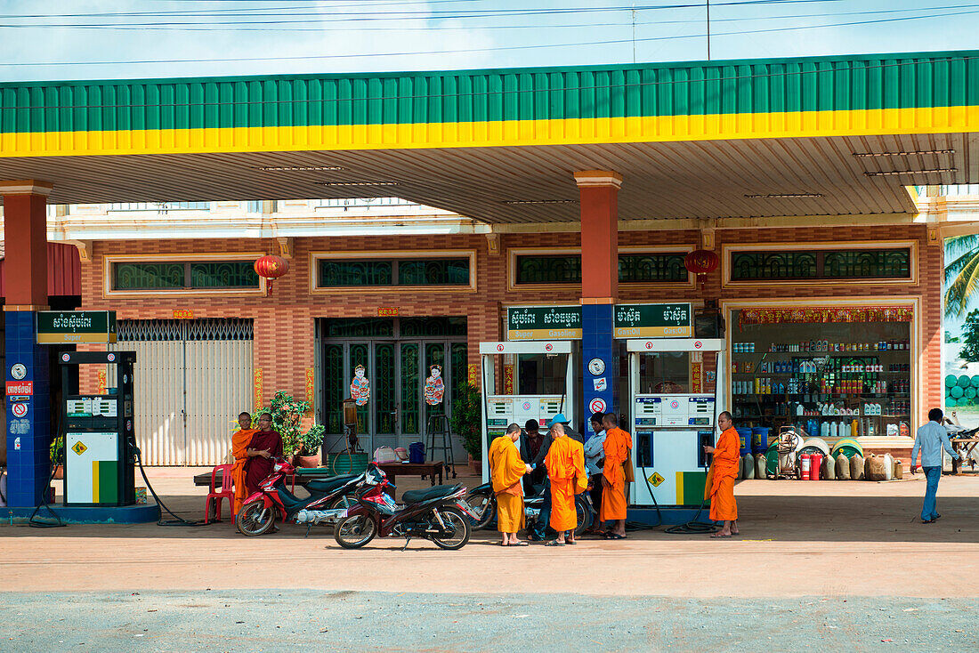 Mönche an einer Tankstelle, Phnom Penh, Phnom Penh, Kambodscha, Asien