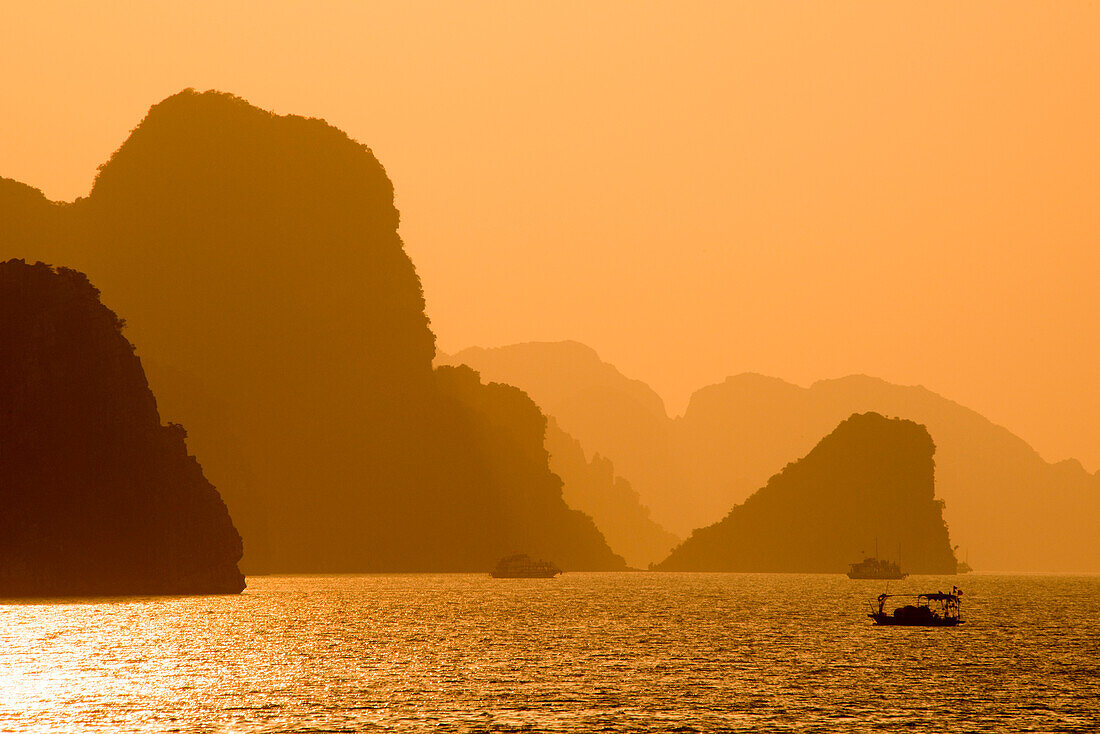 Fischerboot, Ausflugsboote, Ha Long Bay Inseln und Berge bei Sonnenuntergang, Halong-Bucht, Quang Ninh Province, Vietnam, Asien