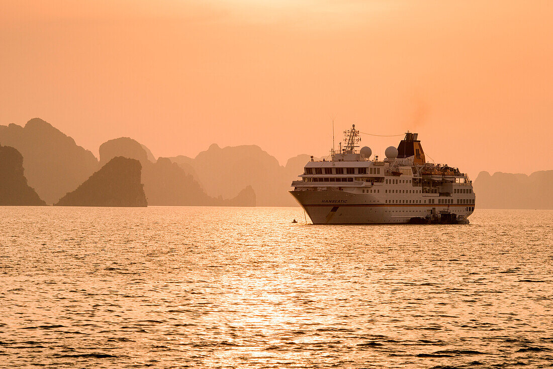 Expeditions-Kreuzfahrtschiff MS Hanseatic (Hapag-Lloyd Kreuzfahrten) und Ha Long Bay Inseln bei Sonnenuntergang, Halong-Bucht, Quang Ninh Province, Vietnam, Asien