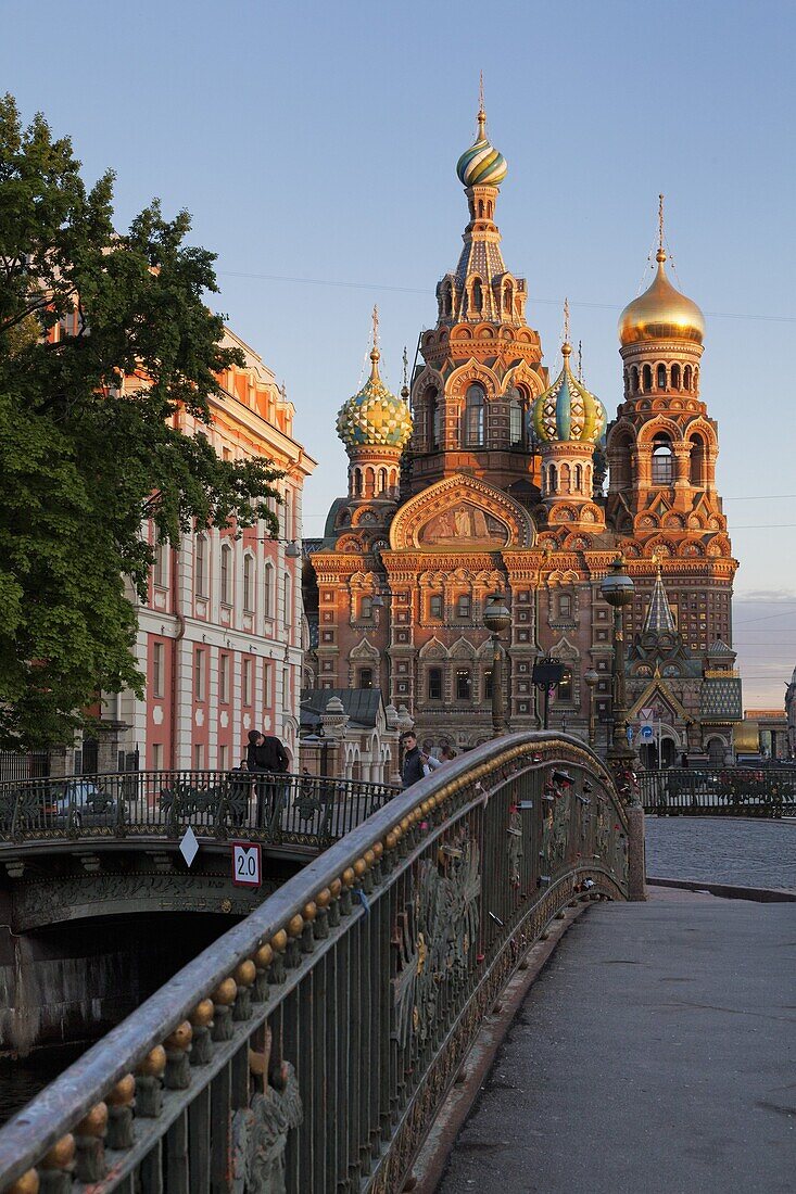 Church on Spilled Blood, UNESCO World Heritage Site, and bridge over the Kanal Griboedova, St. Petersburg, Russia, Europe