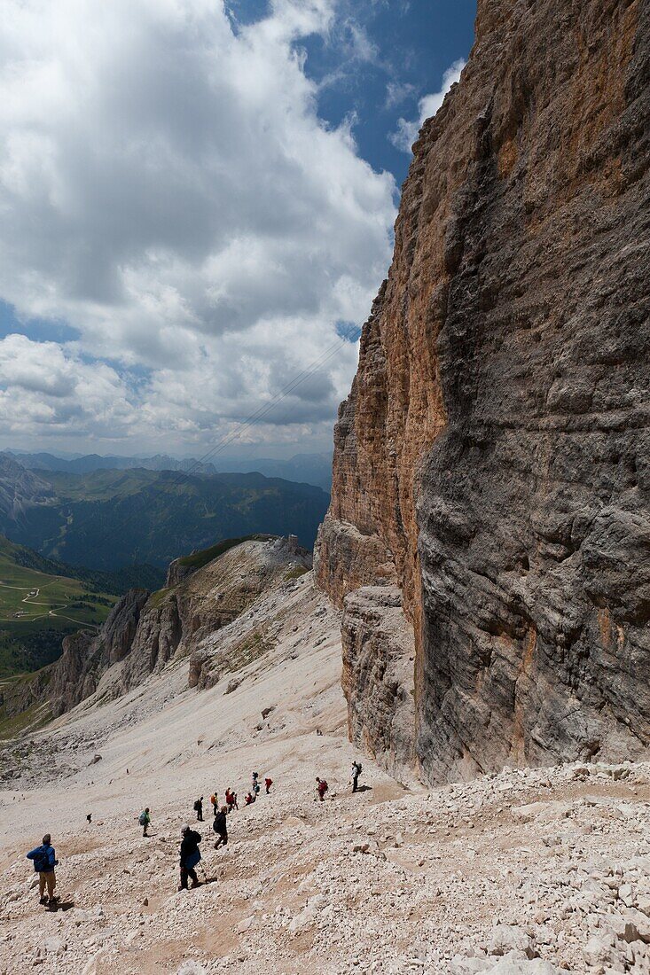 Hiking on the high route 2 in the Dolomites, Bolzano Province, Trentino-Alto Adige/South Tyrol, Italy, Europe