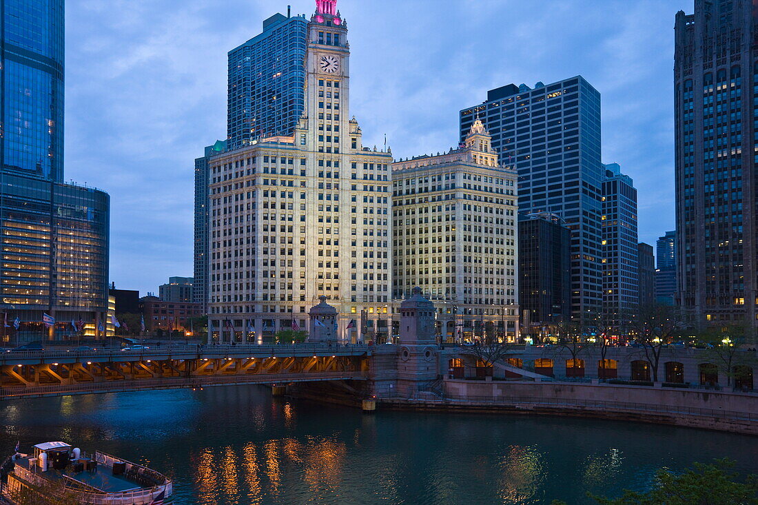 The Wrigley Building, center, North Michigan Avenue and Chicago River, Chicago, Illinois, United States of America, North America