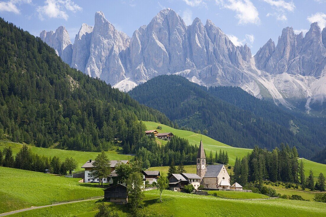 Village church and scattered farms beneath the Odle peaks in the Parco Naturale Puez-Odle, Santa Maddalena, Val di Funes (Villnoesstal), Dolomites, Bolzano, Trentino-Alto Adige, Italy, Europe