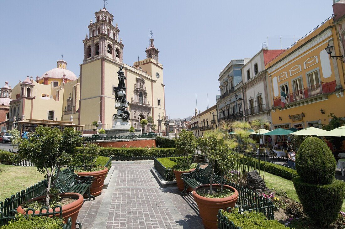 View from the Plaza de la Paz of the 17th century Basilica de Nuestra Senora de Guanajuato in Guanajuato, a UNESCO World Heritage Site, Guanajuato State, Mexico, North America