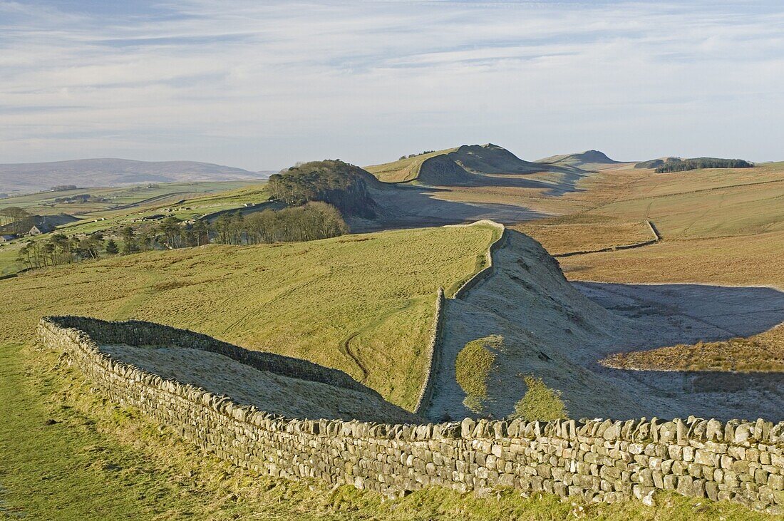 Looking west from Kings Hill to Housesteads Roman Fort and crag, Cuddy and Hotbank Crags, Hadrians Wall, UNESCO World Heritage Site, Northumberland (Northumbria), England, United Kingdom, Europe