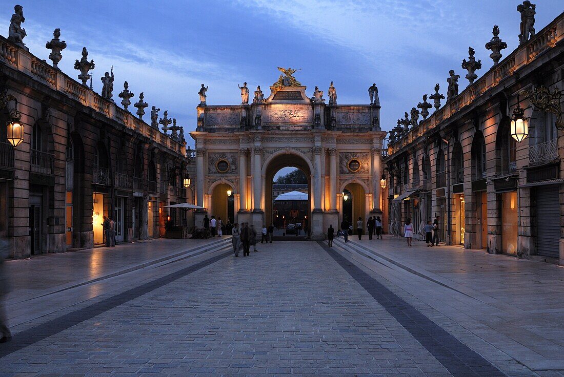 Evening view of the Arc de Triomphe, Place Stanislas, UNESCO World Heritage Site, Nancy, Lorraine, France, Europe