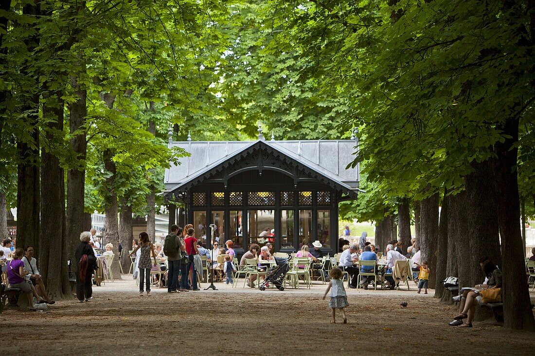 People dining outdoors, Jardin du Luxembourg, Paris, France, Europe