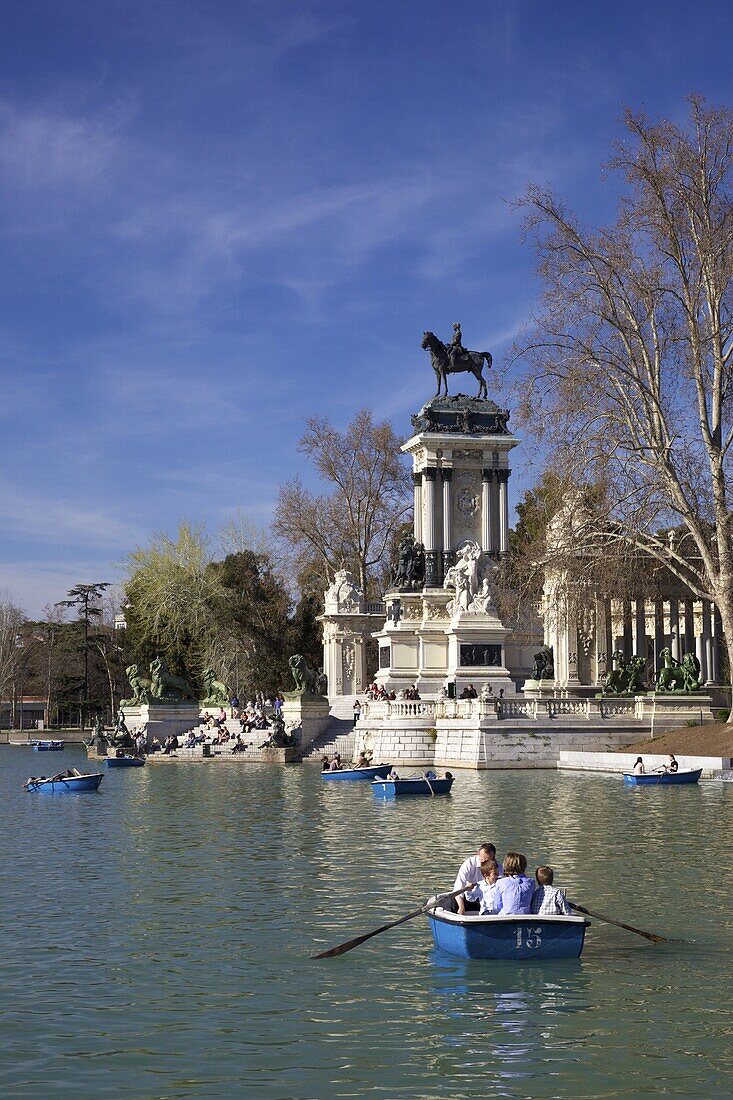 Boating on boating lake of El Estanque in spring sunshine, Parque del Retiro (Retiro Park), Madrid, Spain, Europe