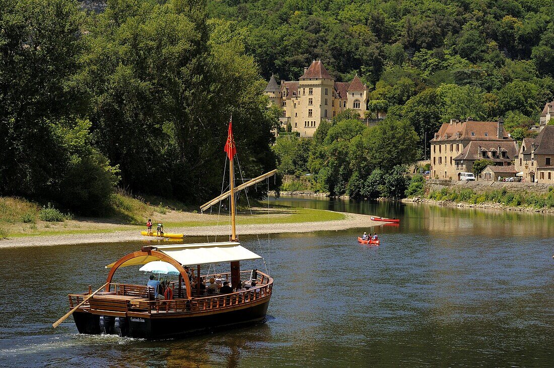 Caberre boat on the river Dordogne, La Roque-Gageac, Dordogne, France, Europe