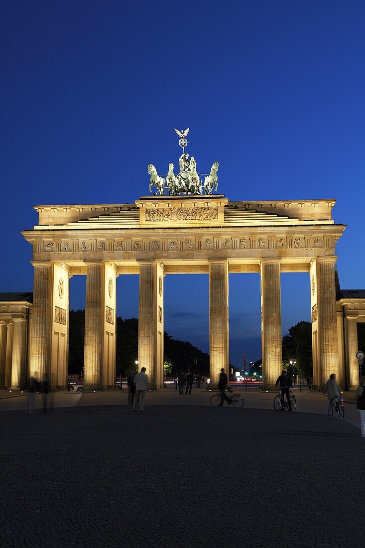 Brandenburg Gate floodlit in the evening, Pariser Platz, Unter Den Linden, Berlin, Germany, Europe