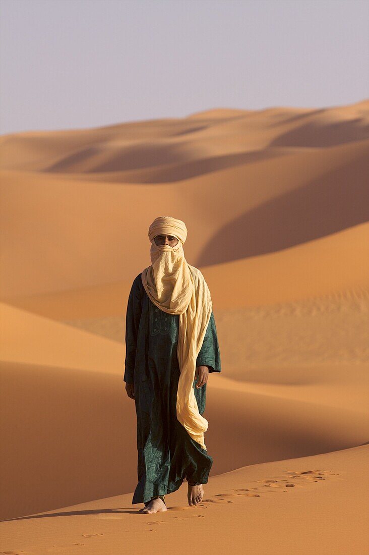 A Tuareg on the dunes of the erg of Murzuk in the Fezzan desert, Libya, North Africa, Africa