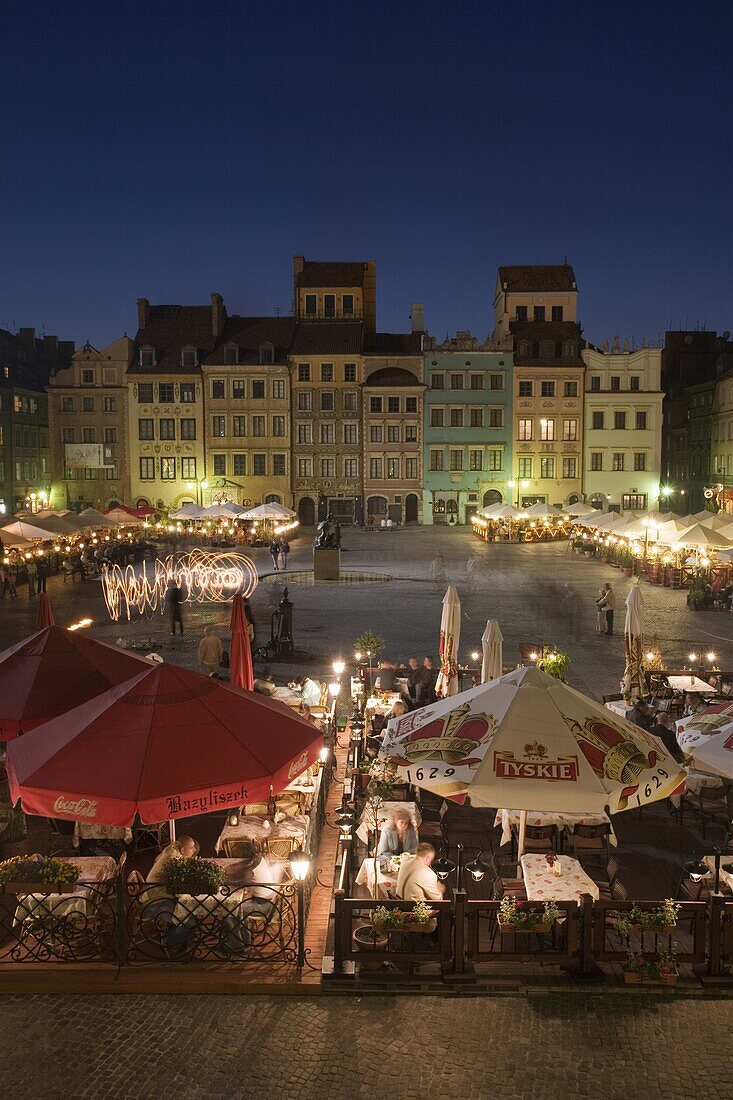 Street performers, cafes and stalls at dusk, Old Town Square (Rynek Stare Miasto), UNESCO World Heritage Site, Warsaw, Poland, Europe