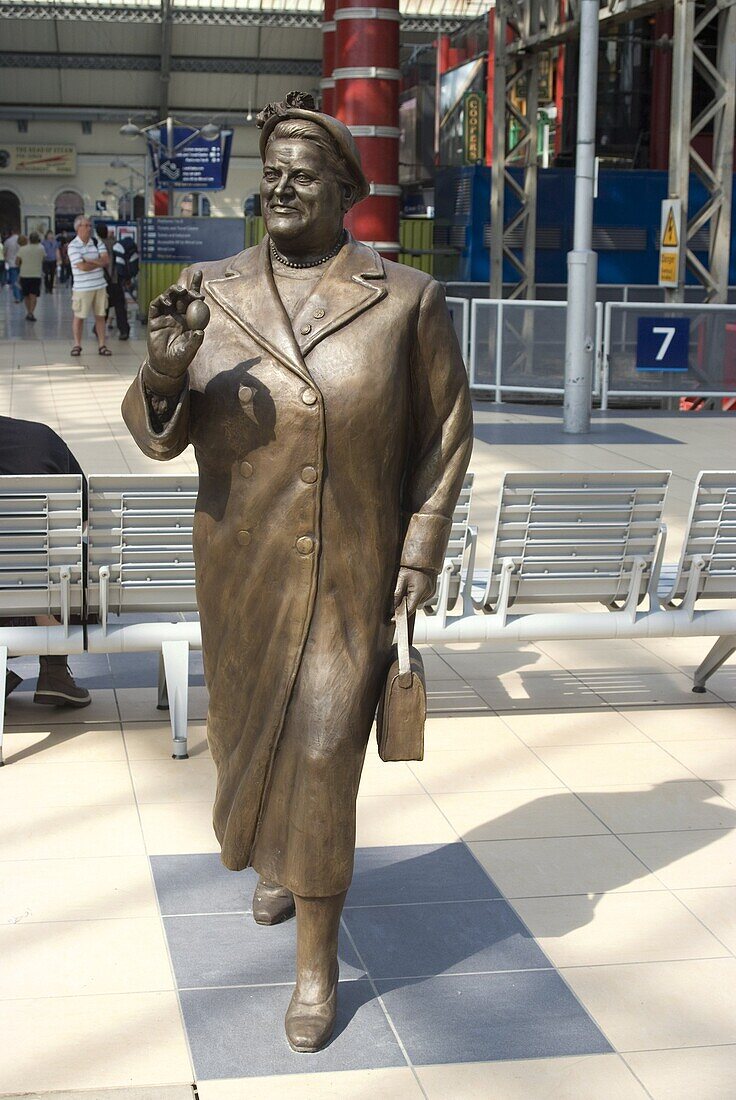 Statue by Tom Murphy of Bessie Braddock, noted Member of Parliament for Liverpool, Lime Street Station, Liverpool, Merseyside, England, United Kingdom, Europe