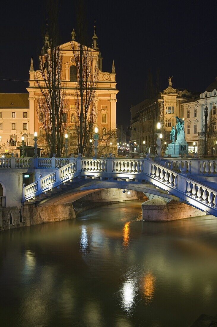 Tromstovje Triple bridge over the River Ljubljanica, Franciscan Church and Preseeren Square at night, Ljubljana, Slovenia, Eastern Europe, Europe