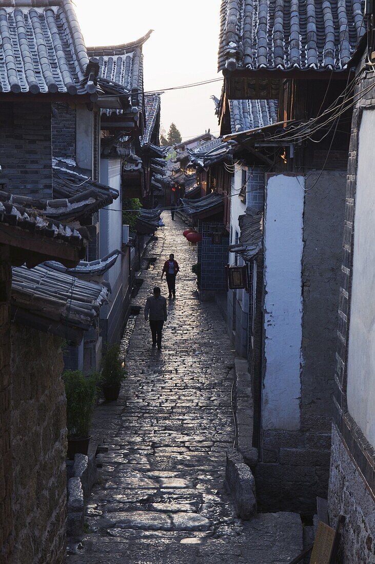 Cobbled streets of Lijiang Old Town, UNESCO World Heritage Site, Yunnan Province, China, Asia