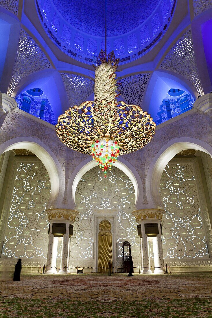 The largest ornate chandelier in the world hanging from the main dome inside the prayer hall of Sheikh Zayed Bin Sultan Al Nahyan Mosque, Abu Dhabi, United Arab Emirates, Middle East