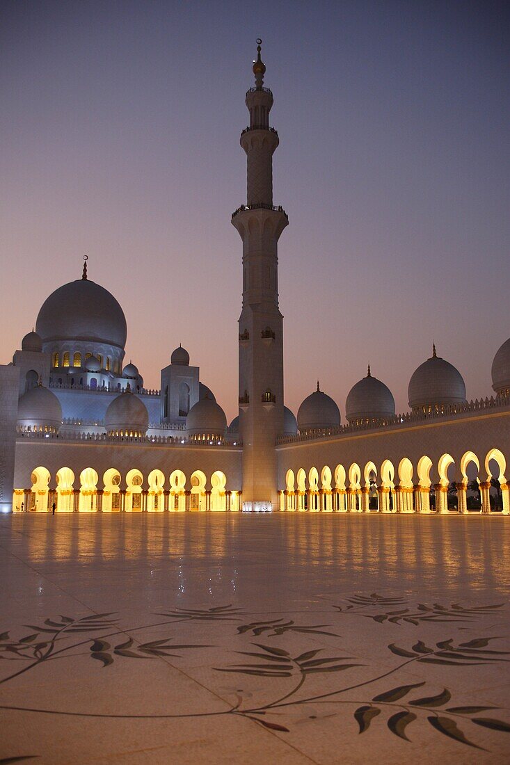 Sheikh Zayed Grand Mosque, the biggest mosque in the U.A.E. and one of the ten largest mosques in the world, Abu Dhabi, United Arab Emirates, Middle East