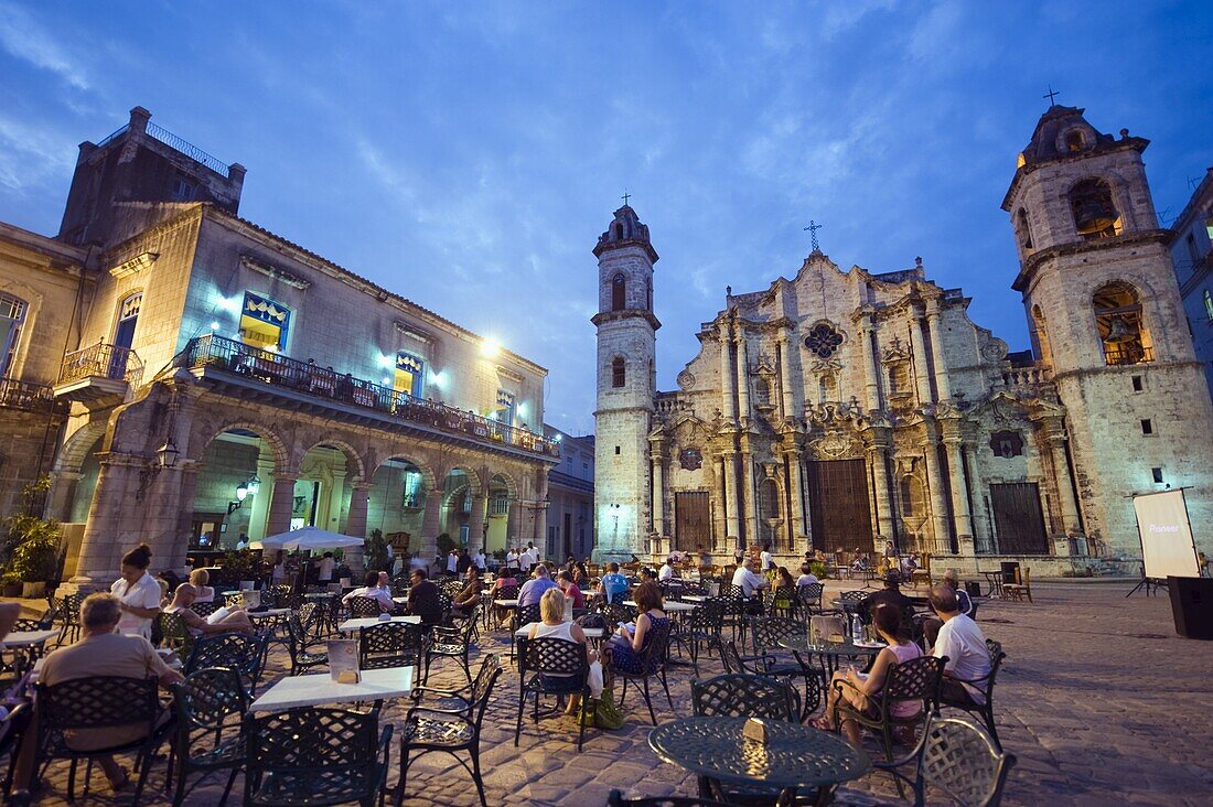 Outdoor dining, San Cristobal Cathedral, Plaza de la Catedral, Habana Vieja Old Town), UNESCO World Heritage Site, Havana, Cuba, West Indies, Caribbean, Central America