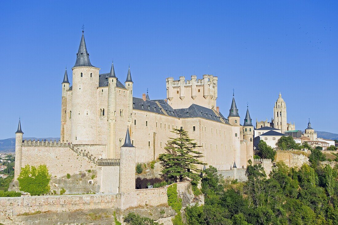 Segovia Castle and Gothic style Segovia Cathedral built in 1577, UNESCO World Heritage Site, Segovia, Madrid, Spain, Europe