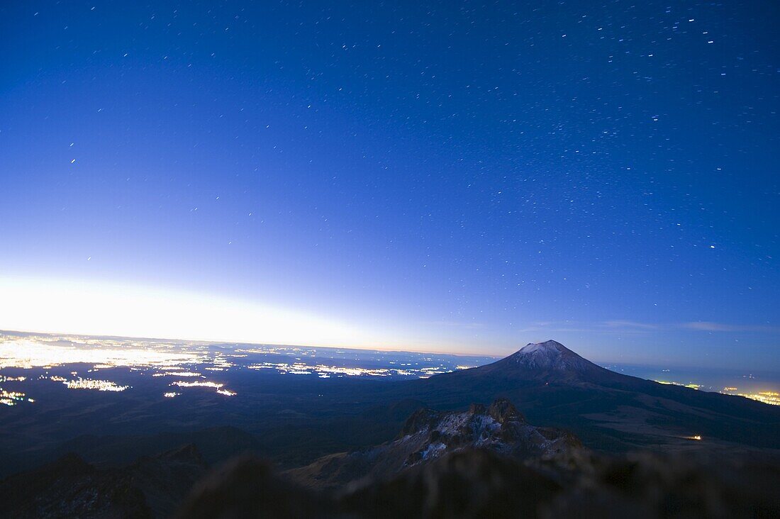 Volcan de Popocatepetl, 5452m, from Volcan de Iztaccihuatl, 5220m, Sierra Nevada, Mexico, North America
