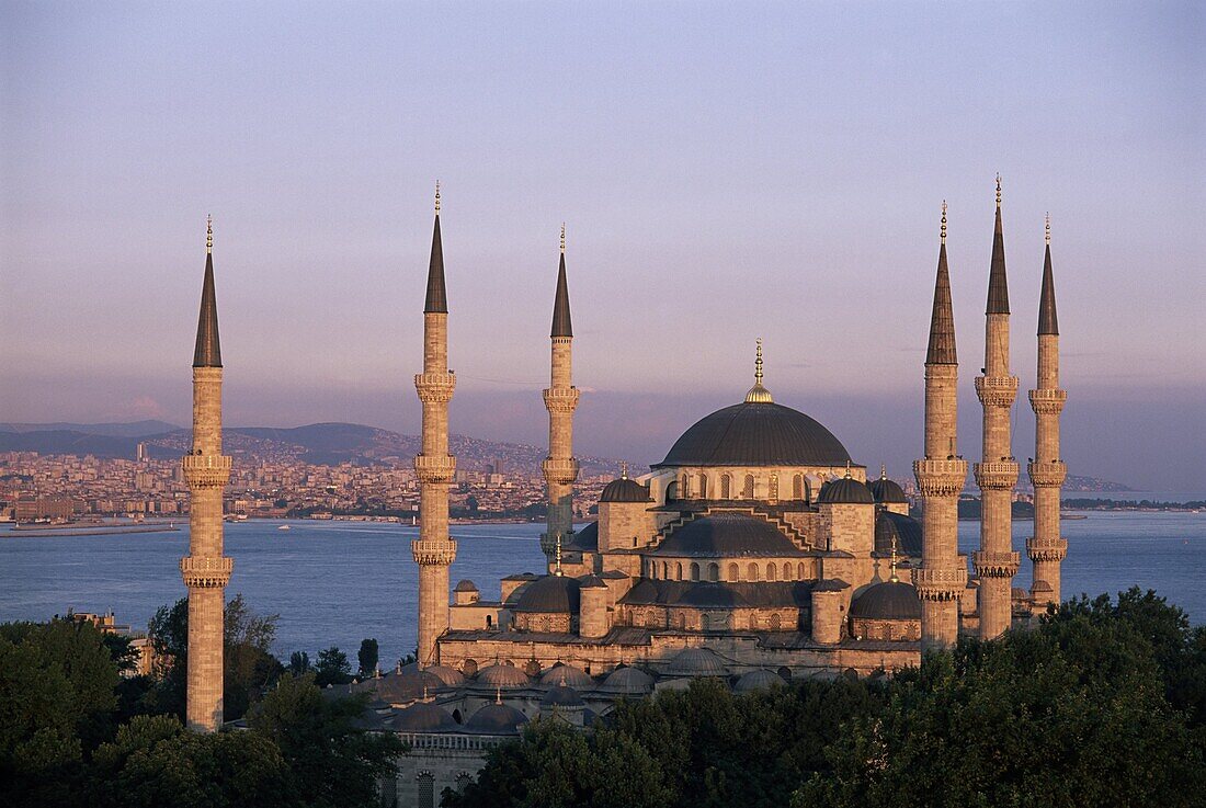 Dome and minarets of the Blue Mosque (Sultan Ahmat Mosque), UNESCO World Heritage Site, Istanbul, Turkey, Europe