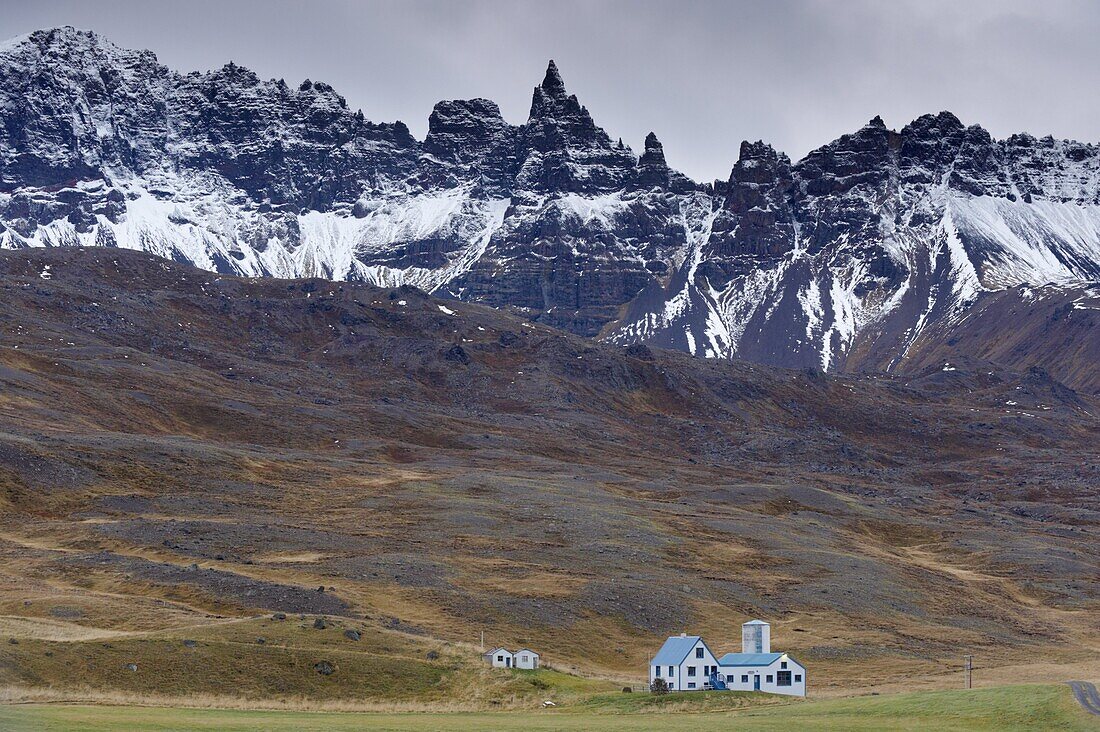 Farm and spectacular rocky spires, 1188 m, at Hals, in Oxnadalur valley, near Akureyri, north coast, Iceland, Polar Regions