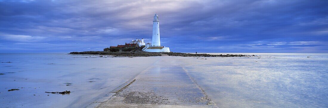 St. Mary's Lighthouse and St. Mary's Island in stormy weather, near Whitley Bay, Tyne and Wear, England, United Kingdom, Europe