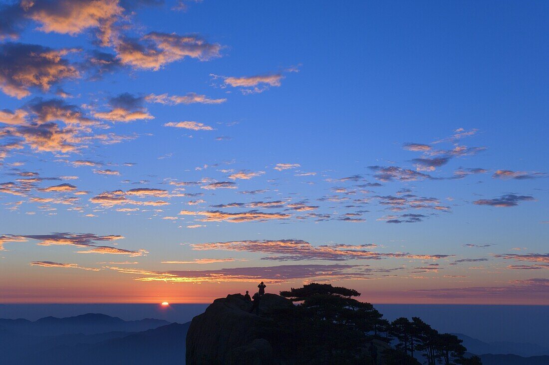 Men watching sunrise, Huang Shan (Yellow Mountain), UNESCO World Heritage Site, Anhui Province, China, Asia