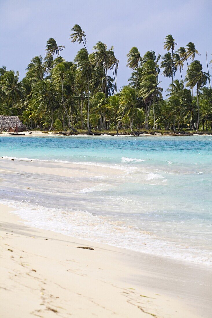 Dog Island looking across to Devil Island, Comarca de Kuna Yala, San Blas Islands, Panama, Central America