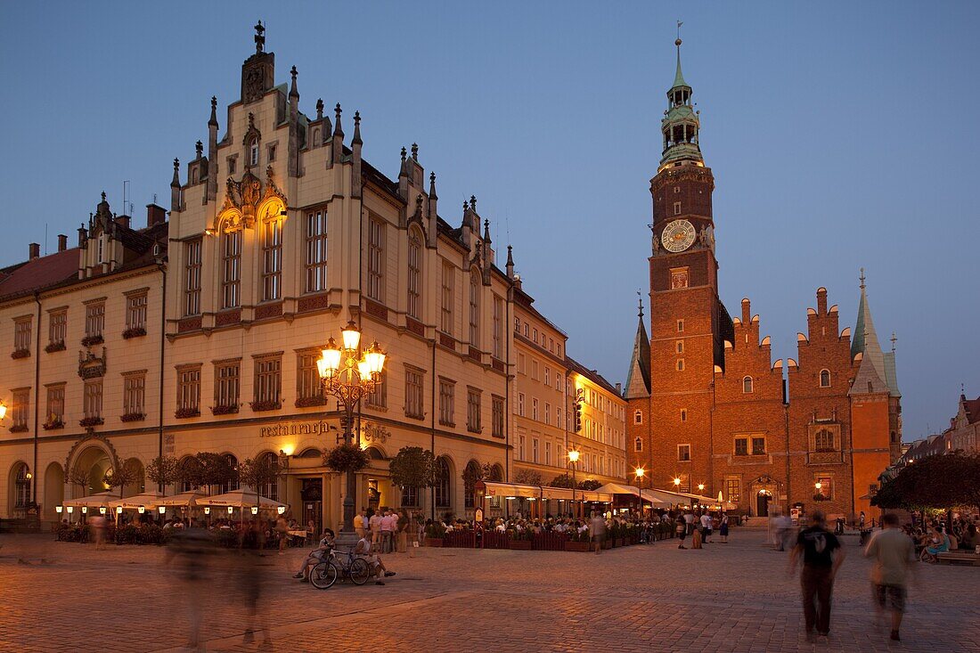 Town hall at dusk, Rynek (Old Town Square), Wroclaw, Silesia, Poland, Europe