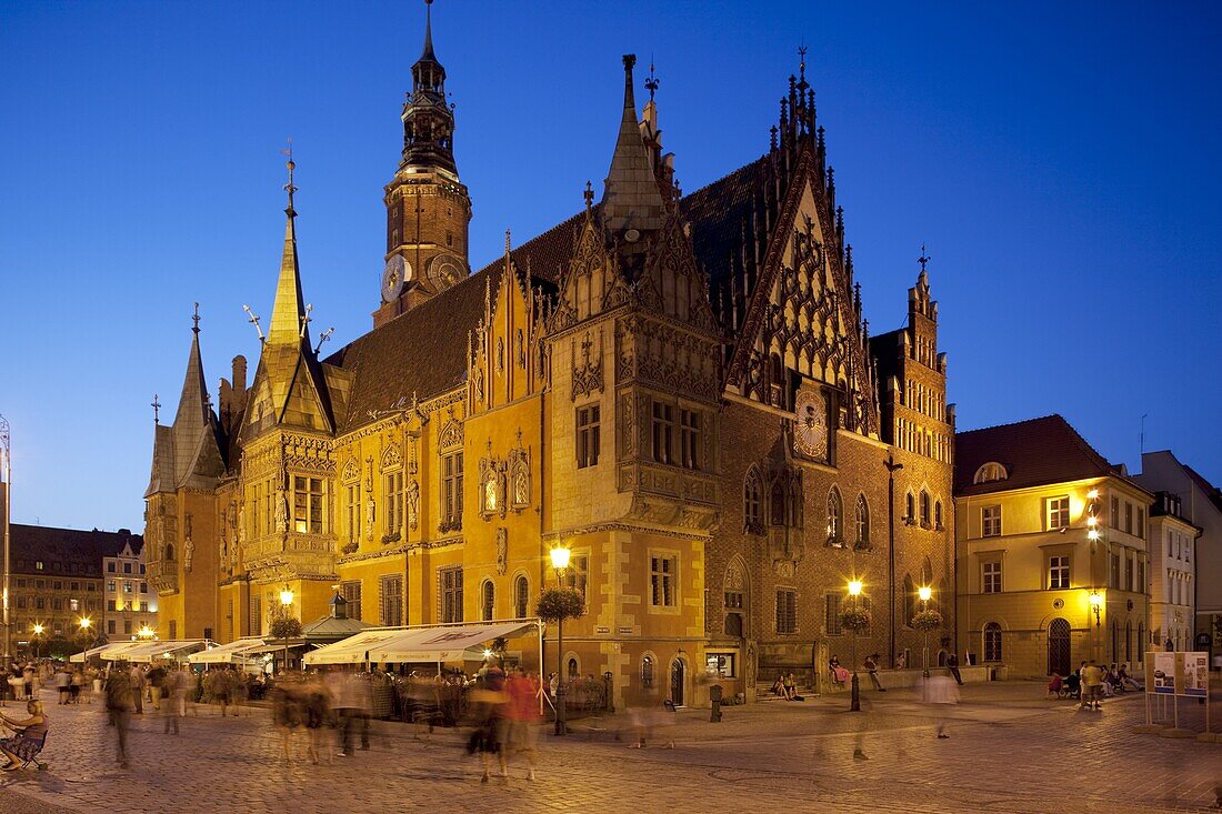 Town hall at dusk, Rynek (Old Town Square), Wroclaw, Silesia, Poland, Europe