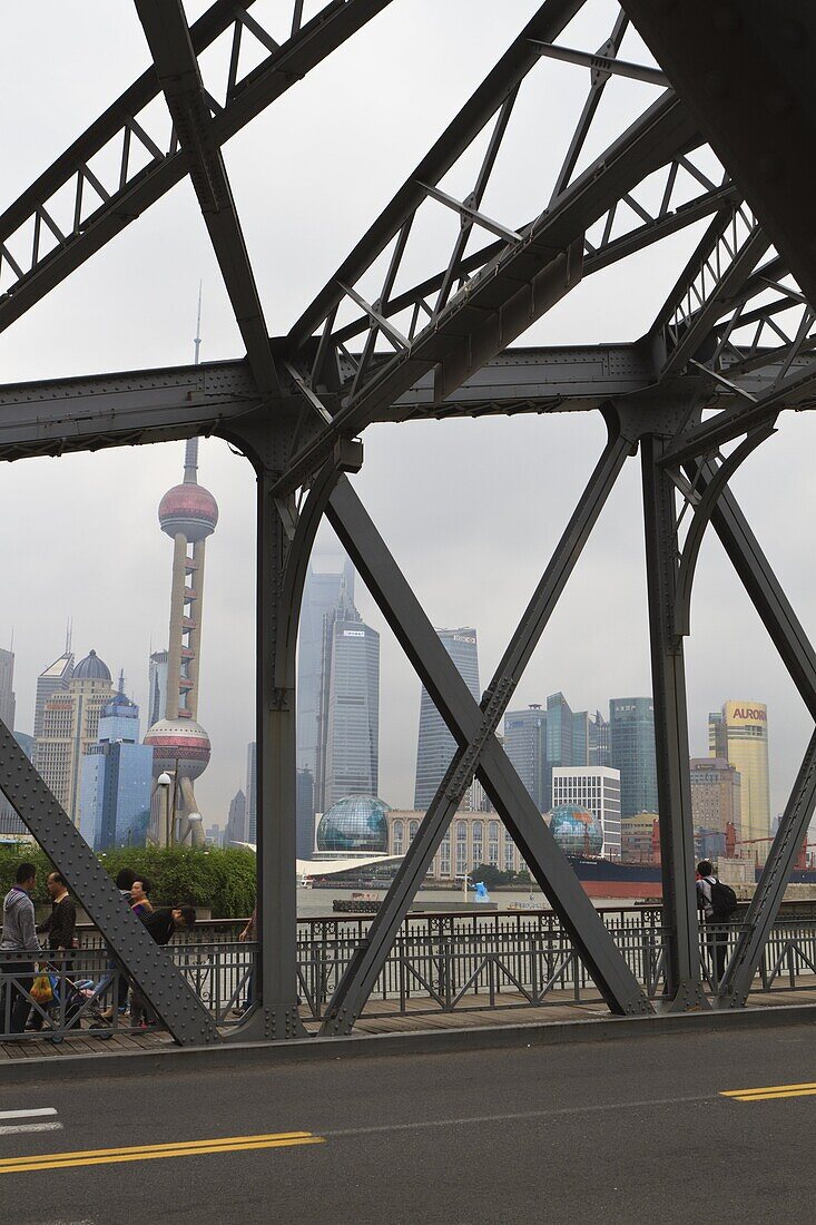 Waibaidu Bridge, formerly the Garden Bridge, the only steel bridge of its type in China, spanning Suzhou Creek at its confluence with the Huangpu River, Shanghai, China, Asia