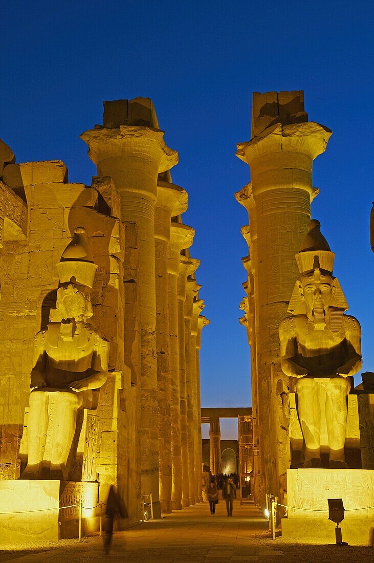 Great Court of Ramesses II and colossal statues of Ramesses II, Temple of Luxor, Thebes, UNESCO World Heritage Site, Egypt, North Africa, Africa