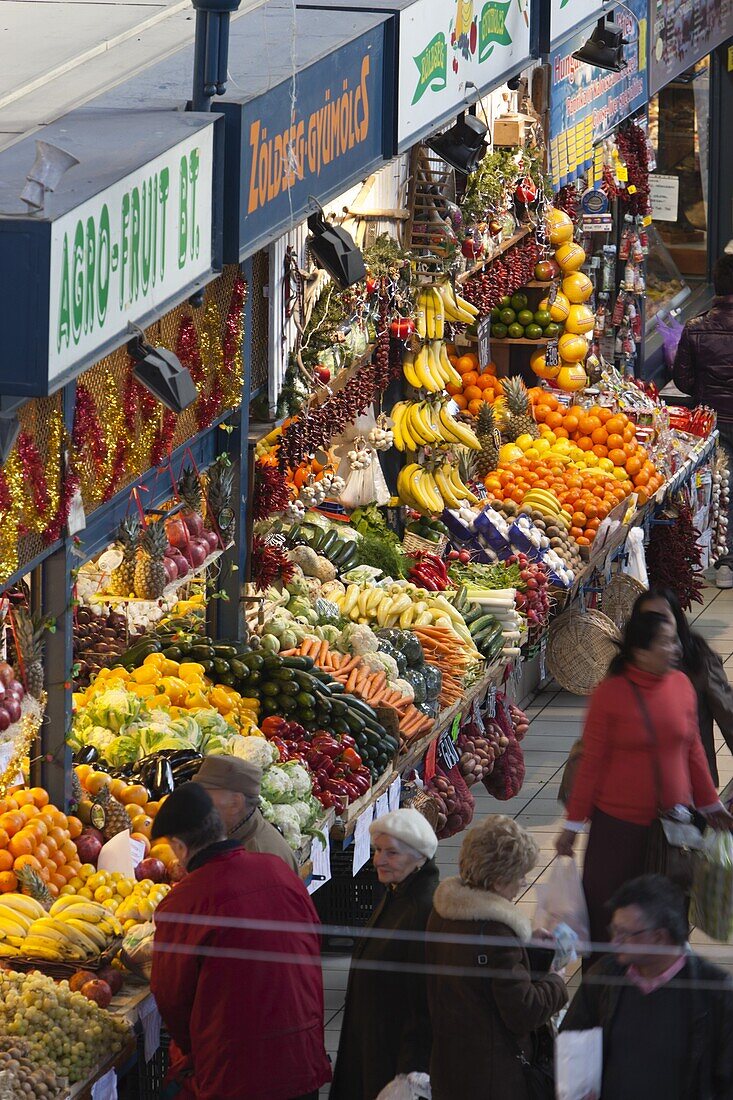 Fruit and vegetable stalls, Central Market (Kozponti Vasarcsarnok), Budapest, Hungary, Europe