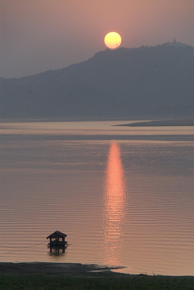 Sunset, Ayeyarwaddy River, Bagan (Pagan), Myanmar (Burma), Asia