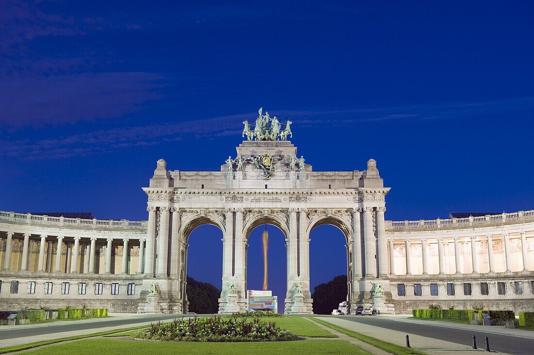Arcade du Cinquantenaire, arch built in 1880 to celebrate 50 years of Belgian independence, illuminated at night, Brussels, Belgium, Europe