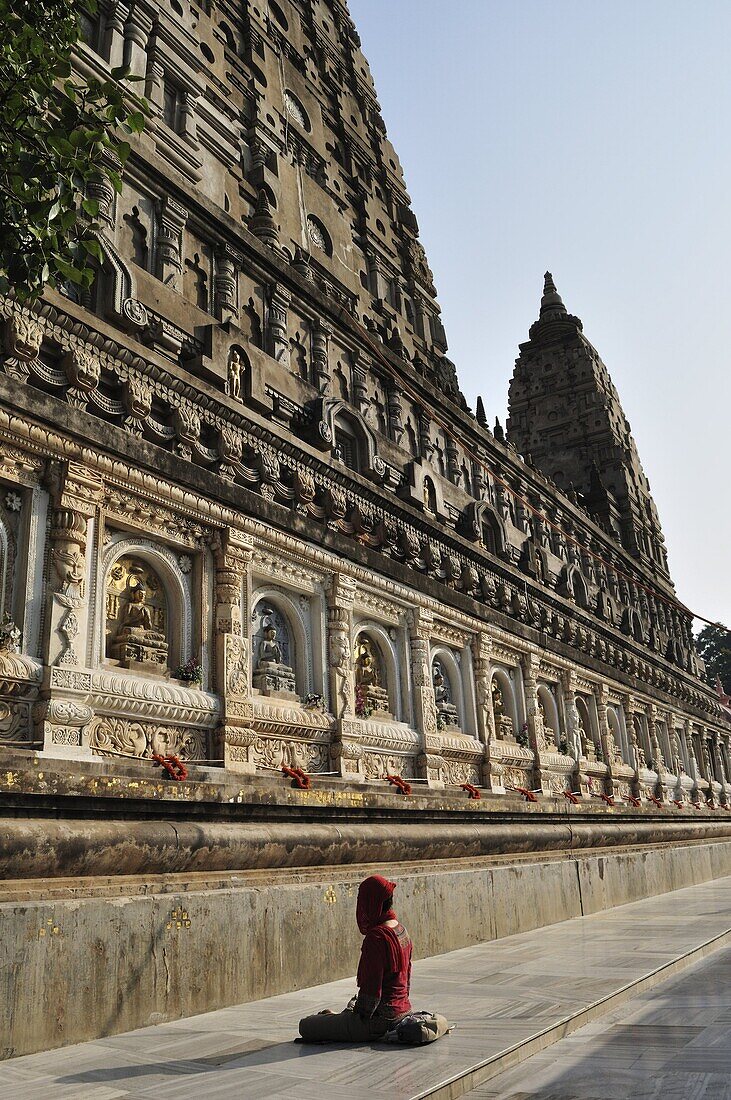 Pilgrim, Mahabodhi Temple, UNESCO World Heritage Site, Bodh Gaya (Bodhgaya), Gaya District, Bihar, India, Asia