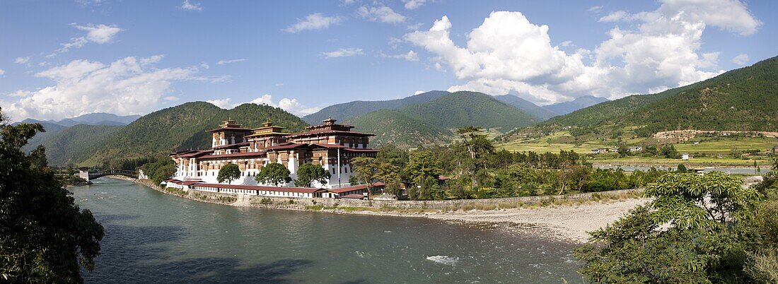 Punakha Dzong located at the junction of the Mo Chhu (Mother River) and Pho Chhu (Father River) in the Punakha Valley, Bhutan, Himalayas, Asia
